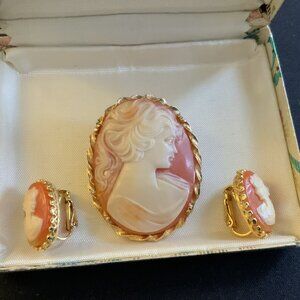 Vintage Cameo Brooch/Pin & Clip On Earrings Set With Box